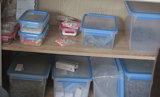 So spießig kann es in einer Drogenküche aussehen. Fein säuberlich in Tupperdosen waren die Drogen im Regal sortiert. - Polizei