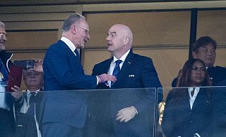 Fifa-Präsident Gianni Infantino (r) und Karl-Heinz Rummenigge (l) unterhalten sich vor einem WM-Spiel in Katar auf der Tribüne. - Tom Weller/dpa