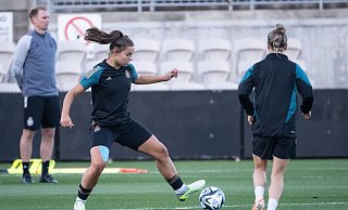 Bereit für das Spiel gegen Kolumbien: Lena Oberdorf (l) und Svenja Huth. - Sebastian Christoph Gollnow/dpa