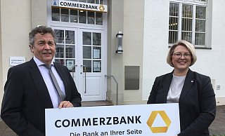 Nicole Kröhnert, Marktbereichsleiterin der Commerzbank in Herford, und Dirk Werner, der für das Unternehmerkundengeschäft in der Region verantwortlich ist, sind mit dem vergangenen Jahr ausgesprochen zufrieden. - Corina Lass