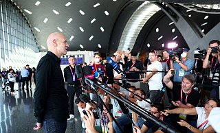 DFB-Präsident Bernd Neuendorf (l) gibt am Flughafen in Doha ein Statement. - Tom Weller/dpa