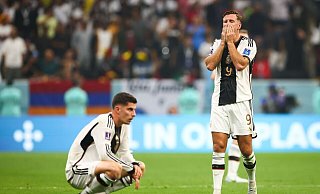 Niclas Füllkrug (r) und Kai Havertz stehen nach dem Abpfiff niedergeschlagen auf dem Platz. - Christian Charisius/dpa