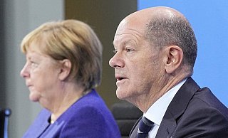 Die geschäftsführende Bundeskanzlerin Angela Merkel und ihr designierter Nachfolger Olaf Scholz stehen über Einsetzung und Aufgabenstellung des Corona-Krisenstabs in engem Kontakt. - Foto: Michael Kappeler/dpa POOL/dpa