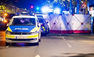 Ein Sichtschutz ist vor einem Tatort aufgebaut. Bei einer Schießerei in Hannover sind mehrere Menschen verletzt worden. - Moritz Frankenberg/dpa