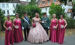 Feiern in Ottenhausen (v.l.): Kathrin Unruhe, Kathrin Hasse, Oberst Ferdinand Lüke, Königspaar Monika und Holger Peter, Nadine Müller sowie Andrea Tracht. - Lennart Schlütz