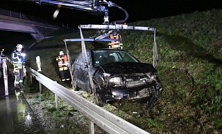 Das Unfallfahrzeug musste von den Einsatzkräften der Feuerwehr geborgen werden. - Andreas Eickhoff