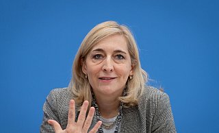 Gesundheitsministerin Nina Warken (CDU) will die Pflegeversicherung reformieren. (Archivfoto) - Soeren Stache/dpa