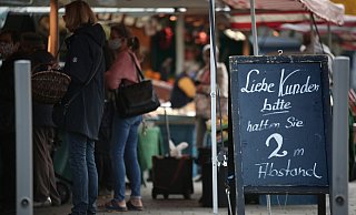 Seit Donnerstag gilt wieder Maskenpflicht auf dem gesamten Markt. Diese Vorgabe war im Sommer gelockert worden, so dass die Pflicht nur an Ständen bestand. - GERALD DUNKEL