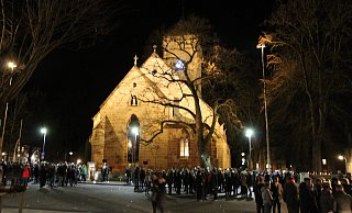 Hunderte strömen am Dienstagabend zum ökumenischen Gedenkgottesdienst in der Volkmarser Marienkirche. - Manuela Puls