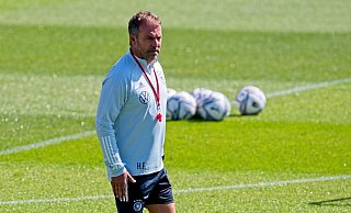 Bundestrainer Hansi Flick fordert von seiner Mannschaft gegen Italien mehr Engagement. - Foto: Hans-Martin Issler/dpa