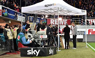 SCP-Spiele, die im Free-TV übertragen werden, haben absoluten Seltenheitswert. Am 21. Dezember 2015 machte Sport1 in der Benteler-Arena Station, um das Montagabendspiel gegen Fortuna Düsseldorf (0:0) zu übertragen und Interviews mit SCP-Coach Stefan Effenberg (r.) zu führen. - picture alliance / dpa