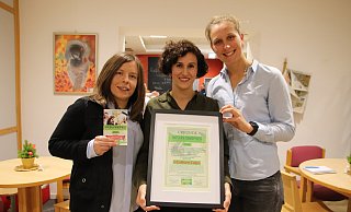 Julia Sellenriek (l.) und Alice Ruhnau (r., beide vom Kreissportbund Herford) mit Öznur Özen (Diakonisches Werk). Sie sind die Preisträger des ersten Integrationspreises. - Susanne Blersch