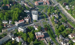 Picasso-Platz von oben: Der offiziell Adenauerplatz genannte Platz - hinten die Oetker-Welt, vorne die Kunsthalle. - Detlef Wittig