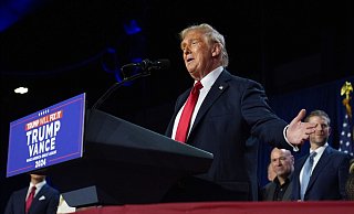 Donald Trump bei einer Wahlparty im Palm Beach Convention Center. - Evan Vucci/AP