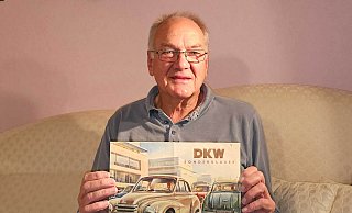 Weckt Erinnerungen beim heute 77-jährigen Hans Schneider, ein originaler Prospekt der DKW F 91 Sonderklasse aus den frühen 1950er Jahren, in dem auch sein ehemaliges Cabriolet beschrieben wird. - Jörg Militzer