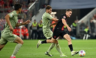 . Leverkusens Florian Wirtz (r) und Münchens Leon Goretzka in Aktion. - Sven Hoppe/dpa