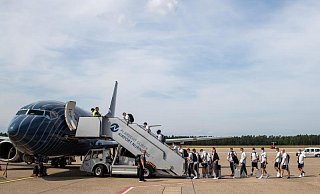Abflug der deutschen Nationalmannschaft nach London. - Foto: Daniel Karmann/dpa