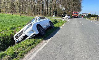 Der Lexus des 39-Jährigen aus dem Kreis Gütersloh landete nach dem Zusammenprall im Straßengraben. - Thorsten Heß