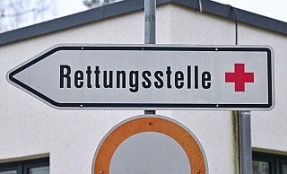 Eltern müssen teils stundenlang in den Notaufnahmen sitzen oder kranke Kinder auf Krankenhausfluren übernachten. - Patrick Pleul/dpa