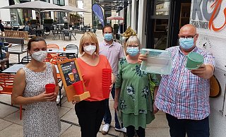 Umweltberaterin Christina Krengel (v.l.), Silvia Becker (Verkaufsleitung Bäckerei Lange), Citymanager Heiko Appelbaum, Umweltberaterin Anke Reimer und KÖ13-Betreiber Mario Voss werben für "Essen in Mehrweg". - Birger Berbüsse