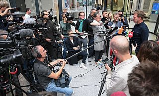 Bundestrainer Julian Nagelsmann bei der Pressekonferenz am Frankfurter Flughafen. - Arne Dedert/dpa