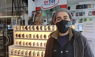 Im Jahnplatz-Form wartet Ali Kojie auf Kundschaft. Der Uhrmacher hat als einziger in der Passage sein Geschäft geöffnet. - Heidi Hagen-Pekdemir