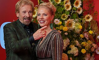 Thomas Gottschalk und Karina Mroß im September in Berlin. (Archivbild) - Soeren Stache/dpa