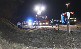 Der Toyata überschlug sich, kam aber auf den Rädern zum Stehen. - Polizei Höxter