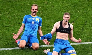 Ukraines Artem Dowbyk (r) bejubelt sein Tor zum 2:1 gegen Schweden in der zweiten Hälfte der Verlängerung. - Andrew Milligan/PA Wire/dpa