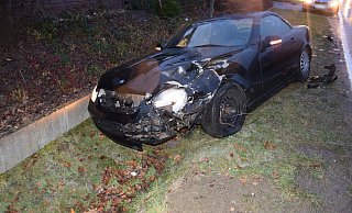 Durch den Aufprall rutschte der Mercedes in den angrenzenden Straßengraben. - Polizei Herford