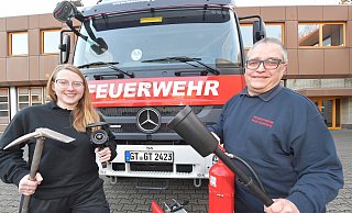 Genau wie ihre 70 Kollegen des Löschzuges Gütersloh sind Studentin Alexandra Hunger (25) und Rechtsanwalt Andreas Trylla (58) Feuer und Flamme für die Arbeit im Löschzug Stadt der Gütersloher Feuerwehr. - Jens Dünhölter