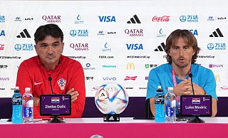 Kroatiens Luka Modric (r) und Trainer Zlatko Dalic nehmen an einer Pressekonferenz teil. - Peter Byrne/PA Wire/dpa