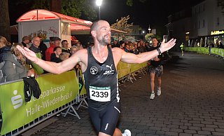 Beim 11. Verler Citylauf - dem größten Volkslauf im Kreis Gütersloh - werden gleich vier neue Streckenrekorde aufgestellt. 2.202 Läufer sind an den Start gegangen. - Jens Dünhölter