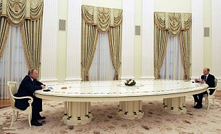 Am großen Tisch: Bundeskanzler Olaf Scholz (r.) und der russische Präsident Wladimir Putin. - AFP