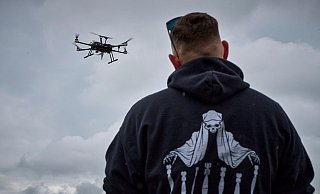 Ferngesteuerte Drohnen spielen in der Ukraine eine wichtige Rolle. (Archivbild) - Efrem Lukatsky/AP/dpa