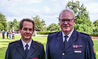 Katastrophenschutzdezernent Philipp Mantel (l.) und Kreisbrandmeister Elmar Keuter (r.) nehmen Stellung zu aktuellen Großeinsätzen der Feuerwehren. - Ralph Meyer