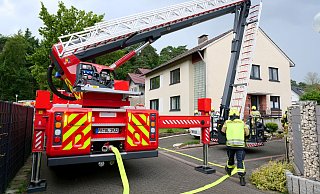Durch einen Brand auf dem Spitzboden eines Zweifamilien-Wohnhauses in Bad Lippspringe wurden insgesamt drei Menschen verletzt. - Ralph Meyer