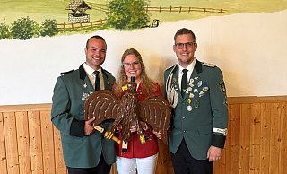 Der neue Natinger Schützenkönig Moritz Kuschel (v. l.) mit seiner Königin Katja Tewes und dem Oberst Tobias Tewes. - auwi/Schützen