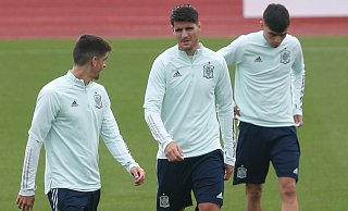 Die Spanier um Gerard Moreno, Álvaro Morata und Pedri (l-r) sind gefordert. - Foto: Cezaro de Luca/dpa