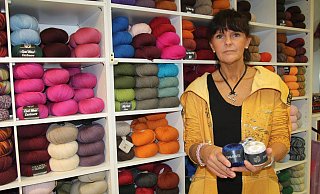 Jutta Wehmeyer hat das Wollgeschäft in der Löhner Innenstadt übernommen. Seit Oktober führt sie den Laden mit dem Namen "Selfmadejunkie by Lana Moda". - Anthea Moschner