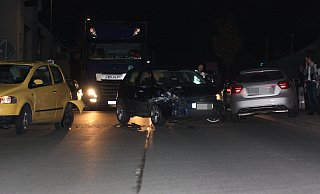 Der Fahrer des Golfs (M.) fuhr vermutlich auf den VW Fox (l.) auf. Drei weitere Fahrzeuge wurde durch den Aufprall zusätzlich beschädigt. - Torsten Wegener