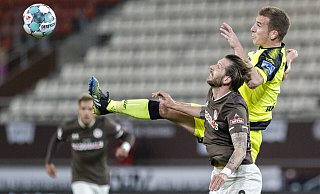 SCP-Abwehrchef Uwe Hünemeier (r.) wird es an diesem Samstag wieder mit St. Paulis Topstürmer Guido Burgstaller zu tun bekommen. - imago images/Baering