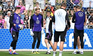 Jan Reichert (2. v.l.n.r.) vom 1. FC Nürnberg unterstützt die DFB-Elf bei gewissen Übungen im Training. - Federico Gambarini/dpa