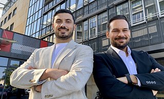 Die „Nachhilfe-Helden" Bulut Alkis (33, l., studierter Bauingenieur) und Mert Tumay (32, studierter Betriebswirt) vor ihrer neuen Zentrale in Sieker am „East End Tower“. - Ivonne Michel
