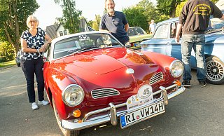 Irmgard und Rainer Diet lieben ihren „Hausfrauenporsche“ in Brombeerrot und mit 40 PS unter der Haube. Fotos: Ralf Bittner - Ralf Bittner