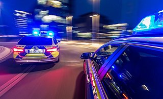 Streifenwagen eilen zum Einsatzort. - Symbolfoto: Polizei