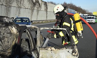 Ein Auto hat bei einem Auffahrunfall auf der A2 Feuer gefangen. Der Verkehr staute sich durch den Unfall auf einer Länge von bis zu 14 Kilometern. - Andreas Eickhoff