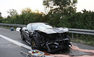 Der geplatzte Reifen eines Ferrari-Sportwagens hatte eine fatale Kettenreaktion ausgelöst. - Andreas Eickhoff