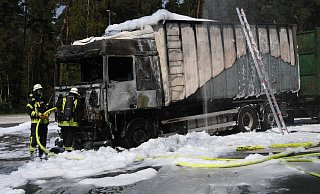 Auf dem Rastplatz Heidewald fing dieser niederländische LKW Feuer. - Andreas Eickhoff