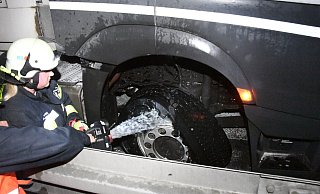 Mit viel Wasser kühlten die Feuerwehrleute des Löschzugs Wiedenbrück den beschädigten Reifen des Lkw. - Andreas Eickhoff